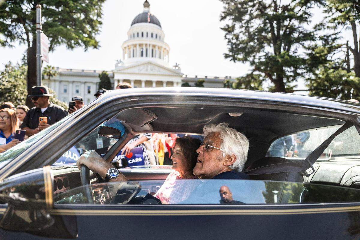 Comedian and car aficionado Jay Leno drove state Sen. Shannon Grove, R-Bakersfield, in a 1976 Pontiac Trans-Am past the state Capitol on Tuesday, rallying support for legislation that would ease restrictions on classic cars.&nbsp;