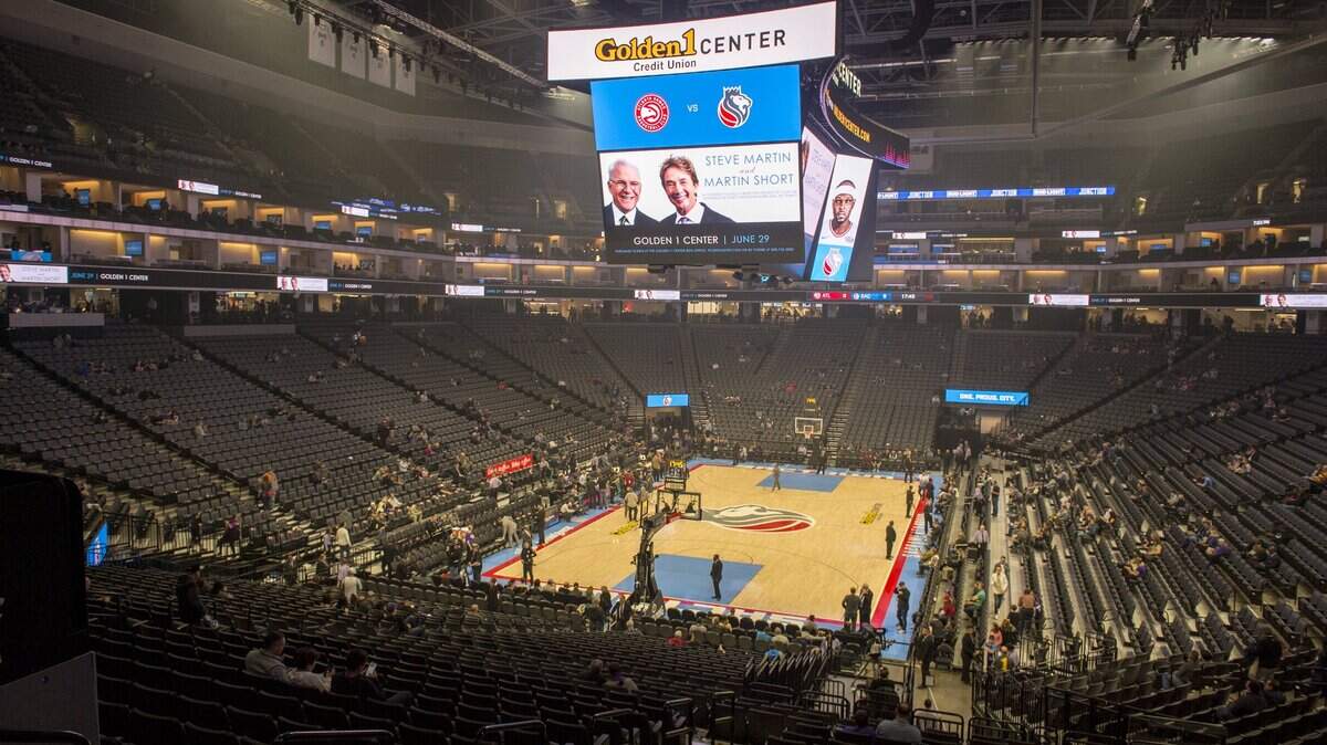 At 7:10pm, the arena is empty, players remain in the locker room.
