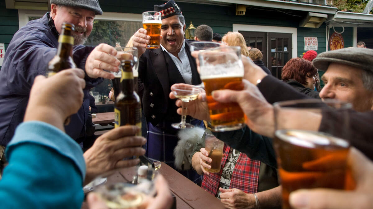 Jose Sais, center, and Chris Brown, left, ring in the new year with fellow revelers during New Year’s celebrations in 2009 at the Streets Pub & Grill in Sacramento. The restaurant and bar’s operators said it would be closed following a fire.