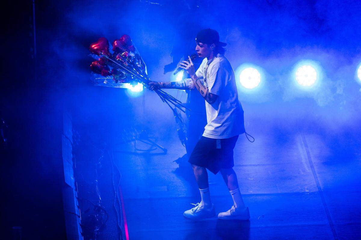 El cantante mexicano Peso Pluma sostiene un ramo de globos el domingo 9 de julio de 2023, mientras actúa en el Golden 1 Center como parte de su gira Doble P Tour por 31 ciudades. Peso Pluma se convirtió en el primer artista mexicano en alcanzar el No. 1 en la lista Spotify Global Top Songs. Este año, ocho de sus canciones han entrado en la lista Billboard Hot 100.