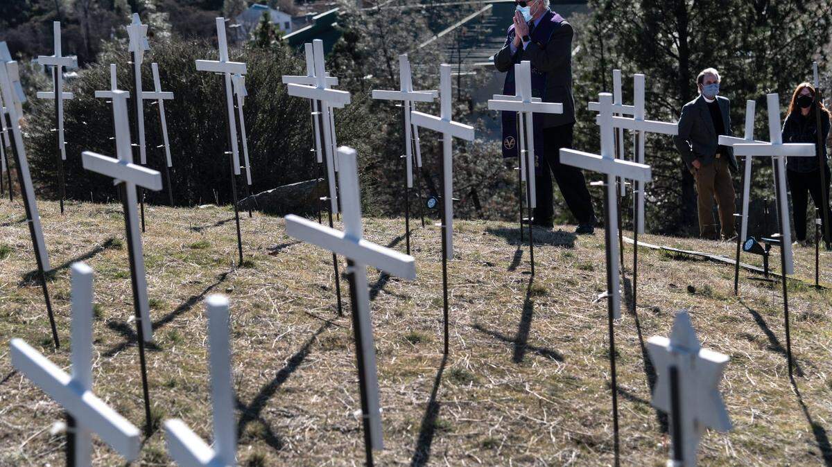A memorial to lives lost to COVID-19 in Nevada County, Calif.