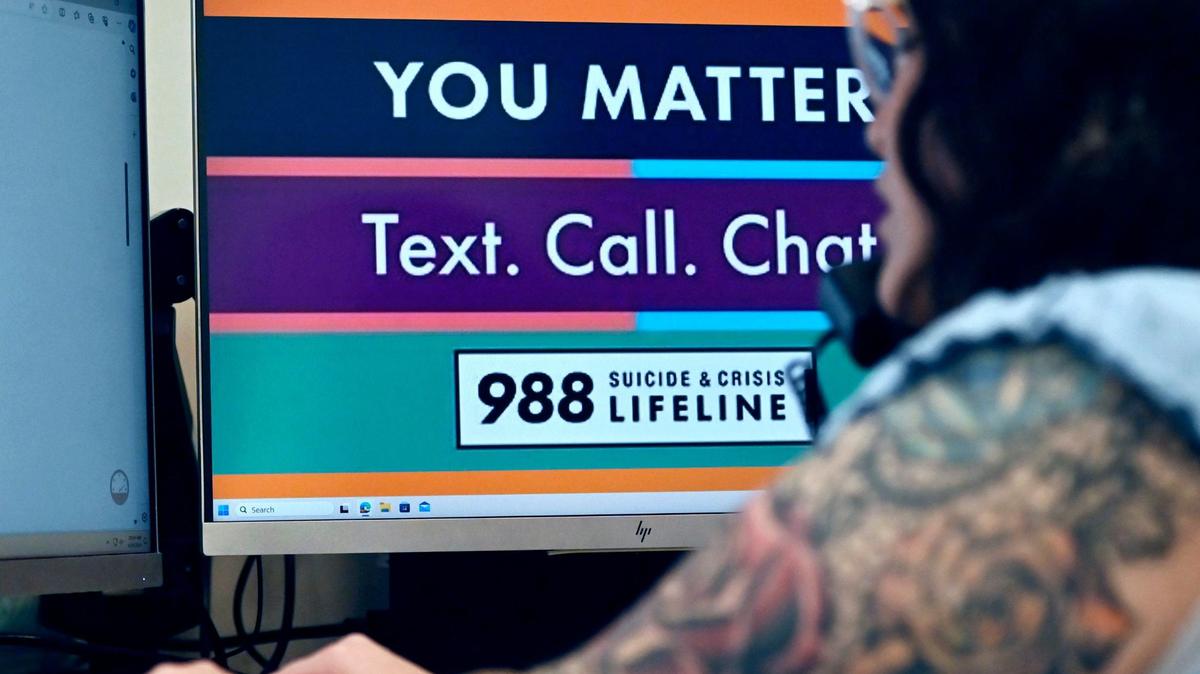 La especialista en prevención del suicidio Serina Rivera habla con una persona que llama de nuevo al centro de llamadas de la línea de salud mental 988, el viernes 26 de abril de 2024, en Fresno. Rivera explicó que habló con la persona durante unos minutos, pero es conocida por haberse puesto en contacto con el centro de llamadas anteriormente y se espera que llame de nuevo.