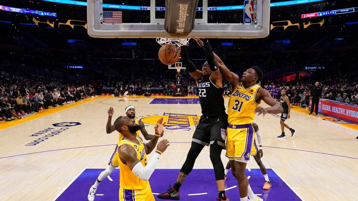 Sacramento Kings center Richaun Holmes (22) dunks against Los Angeles Lakers center Thomas Bryant (31) during the first half of an NBA basketball game in Los Angeles, Wednesday, Jan. 18, 2023. (AP Photo/Ashley Landis)