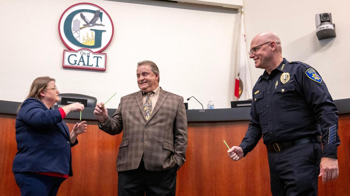 Bonnie Rodriguez, left, and Mathew Pratton, center, draw straws Tuesday as Galt police chief Brian Kalinowski selects the tiebreaker to decide Pratton the winner in the deadlocked Galt City Council race.