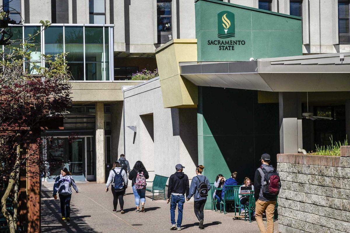 Sacramento State students make their way to the University Union in 2020.