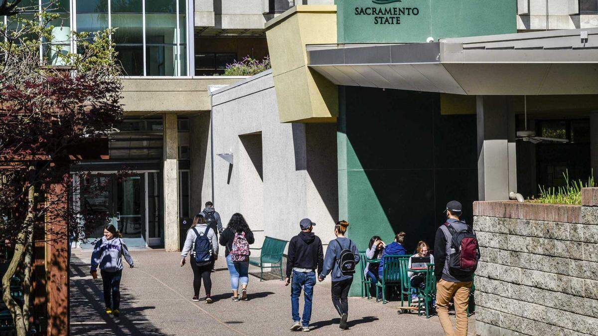 Sacramento State students make their way to the University Union in 2020.