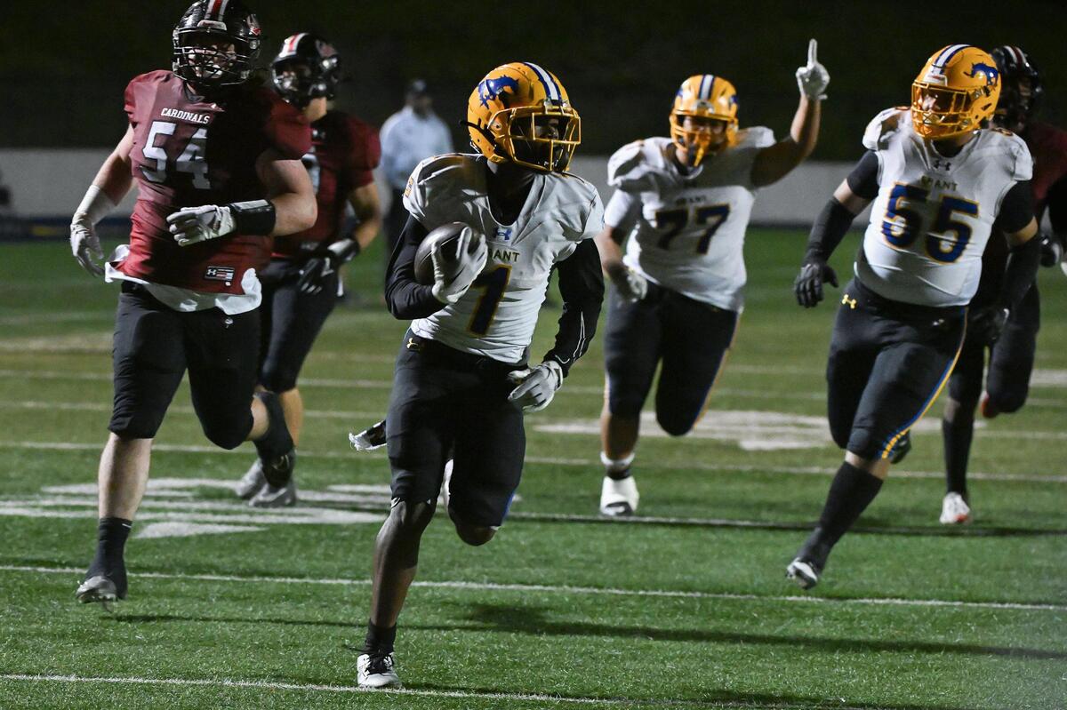 Grant Pacers running back Wayshawn Parker (1) rushes for a 25-yard touchdown against Laguna Creek in October. Parker is going to Washington State.