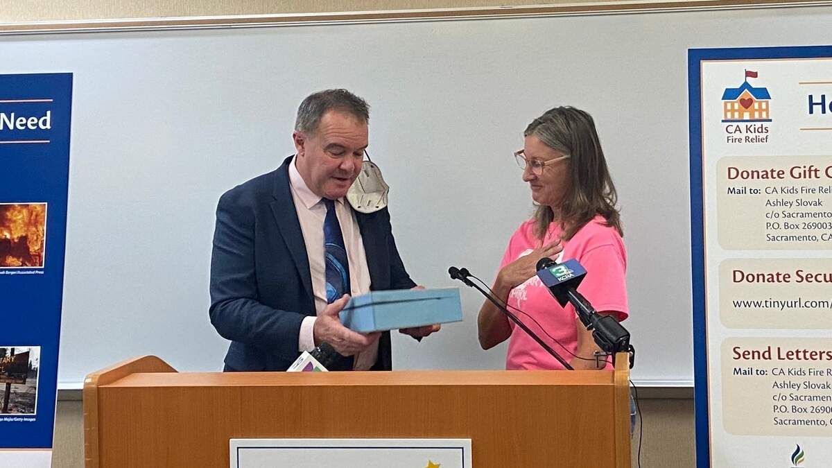 Tim Taylor, executive director of the Small School Districts Association, presents $1,000 in gift cards donated by Southern California students to Pioneer Union School District Superintendent Annette Lane.