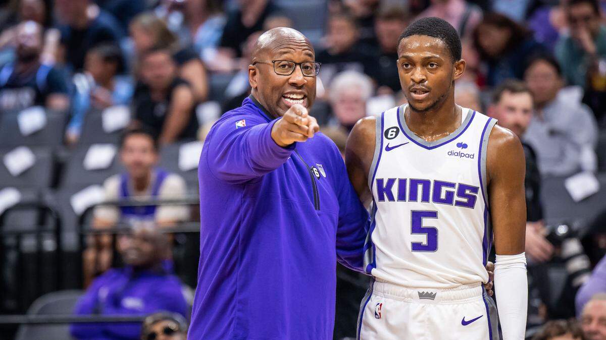Sacramento Kings head coach Mike Brown talks with Sacramento Kings guard De’Aaron Fox (5) during the first half against the Los Angeles Lakers at the preseason NBA basketball game Friday, Oct. 14, 2022, at Golden 1 Center in Sacramento.