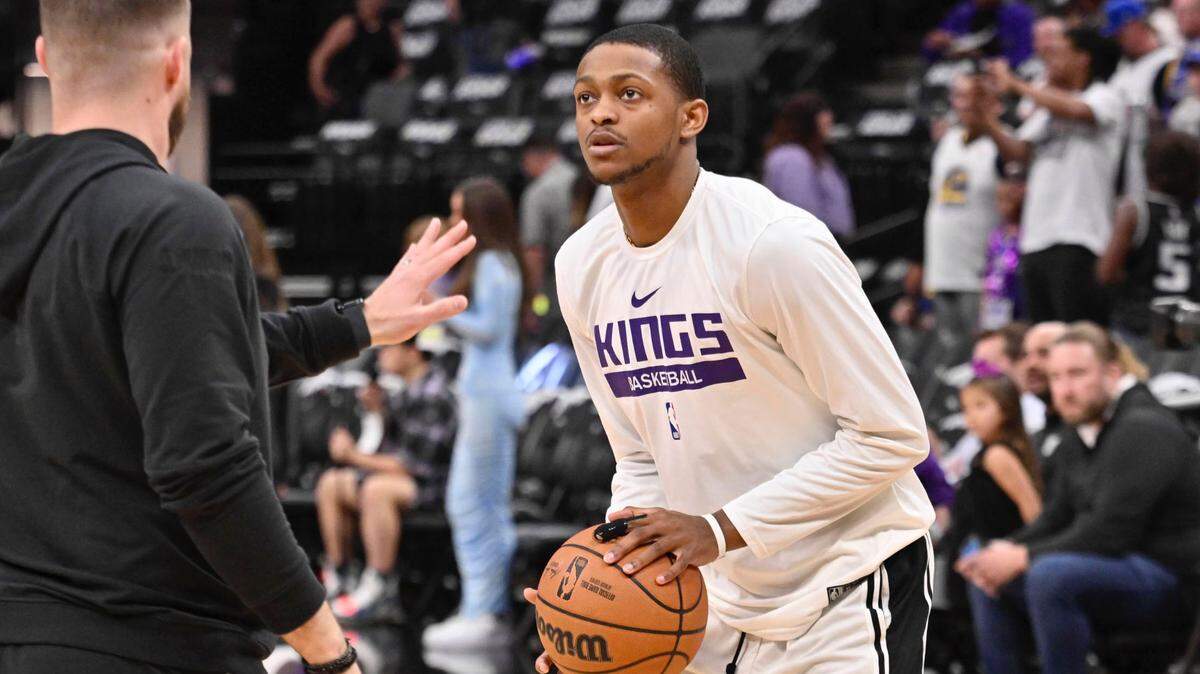 Kings point guard De’Aaron Fox warms up before Game 5 on Wednesday after suffering an avulsion fracture to his index finger on his left shooting hand on Monday.