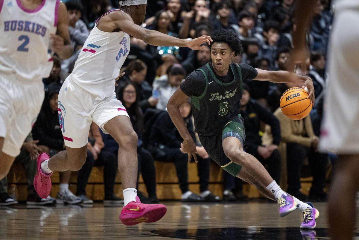 The Monterey Trail Mustangs' Juleeyan Williams (5) dribbles as the Sheldon Huskies' Kejshaun Brooks (5) plays defense on him on Wednesday, Jan. 14, 2026.