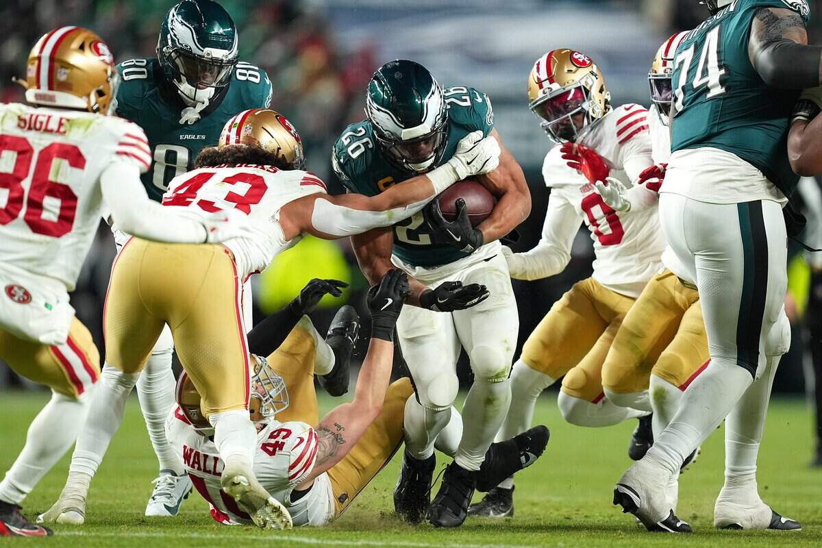 PHILADELPHIA, PENNSYLVANIA - JANUARY 11: Saquon Barkley #26 of the Philadelphia Eagles runs against Eric Kendricks #43 of the San Francisco 49ers during the fourth quarter in the NFC Wild Card Playoff game at Lincoln Financial Field on January 11, 2026 in Philadelphia, Pennsylvania. (Photo by Mitchell Leff/Getty Images)