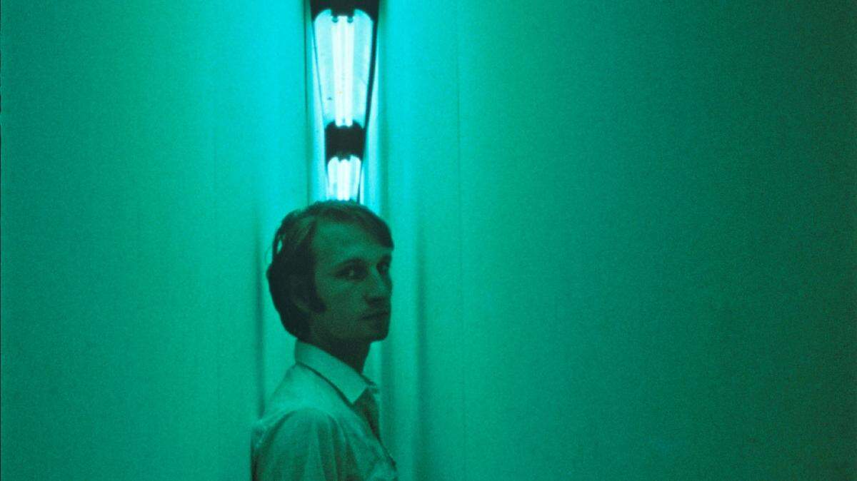 Bruce  Nauman  in  his  studio  mock-up  for  Green  Light  Corridor  (1970),  Pasadena,  CA.  Photo:  Frank  J.  Thomas.  Courtesy  Museum  of  Contemporary  Art  San  Diego.
