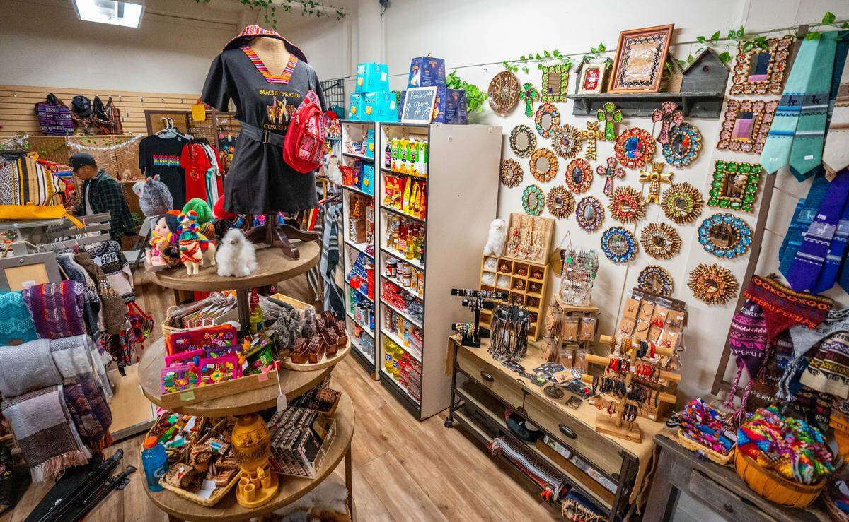 Mi Tiendita Munaycha, en Old Sacramento, vende ropa, artesanía y alimentos importados de Perú.
