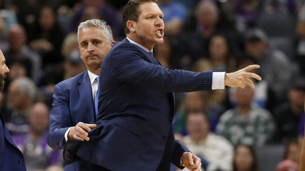 Sacramento Kings coach Luke Walton, right, yells at referee Derrick Collins after he received two technical fouls and was ejected during the second half of the team’s NBA basketball game against the Washington Wizards in Sacramento, Calif., Tuesday, March 3, 2020. The Kings won 133-126. (AP Photo/Rich Pedroncelli)