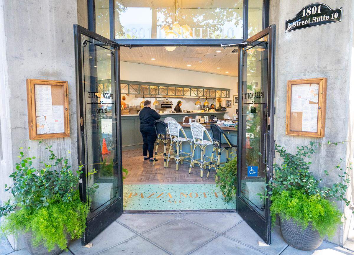 Pazza Notte, midtown Sacramento’s new Italian restaurant  at 1801 L Street, opened its doors to the public on Wednesday.