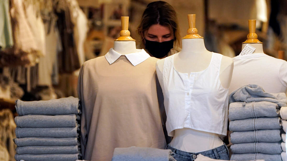Pese a que el mandato de uso de mascarillas para interiores de California se está relajando, los condados y los empleadores podrían implementar requisitos más estrictos para cubrirse la cara. Aquí mostramos lo que tu jefe puede exigir en el lugar de trabajo y las excepciones que deben cumplir.