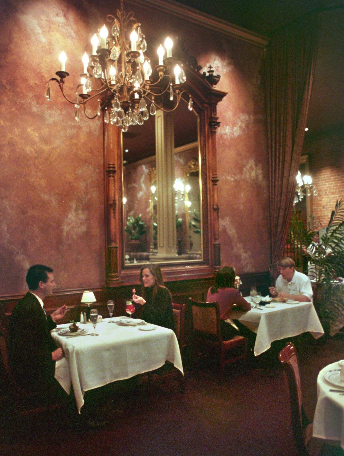 From left to right, Richard Cortijo of Sacramento, Tamara Rector of Sacramento, Lynne McCormick of Boston and Matthew Theall dine at the Firehouse Restaurant in Sacramento in 1999.