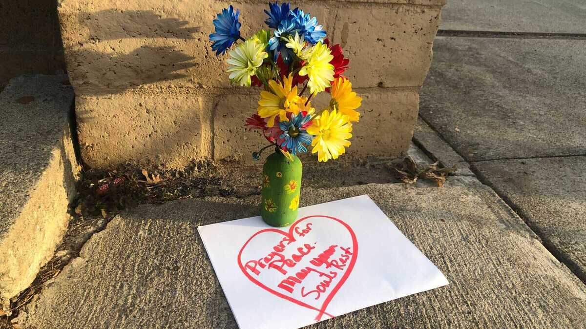 Un ramo de flores fue dejado en la puerta de la entrada principal de The Church in Sacramento en Wyda Way el martes 1º de marzo de 2022, horas después de que un hombre armado matara a tiros a sus tres hijas y a un acompañante dentro de la iglesia.
