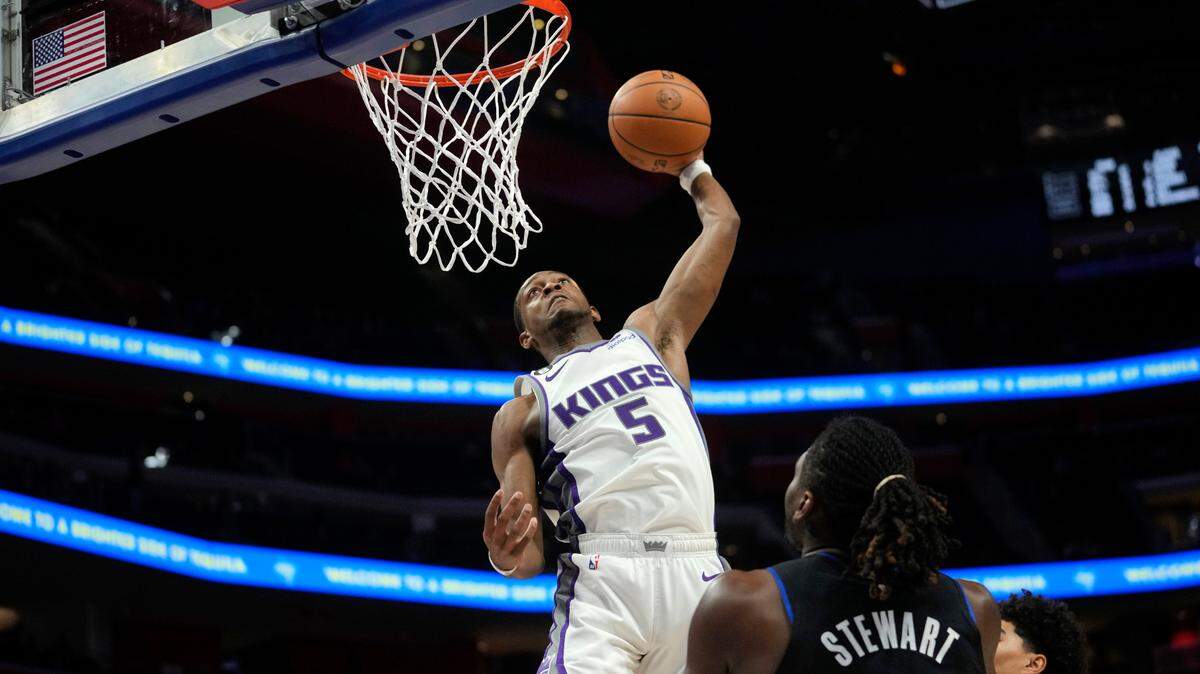 Sacramento Kings guard De’Aaron Fox (5) dunks on Detroit Pistons center Isaiah Stewart (28) in the second half of an NBA basketball game in Detroit, Friday, Dec. 16, 2022. (AP Photo/Paul Sancya)