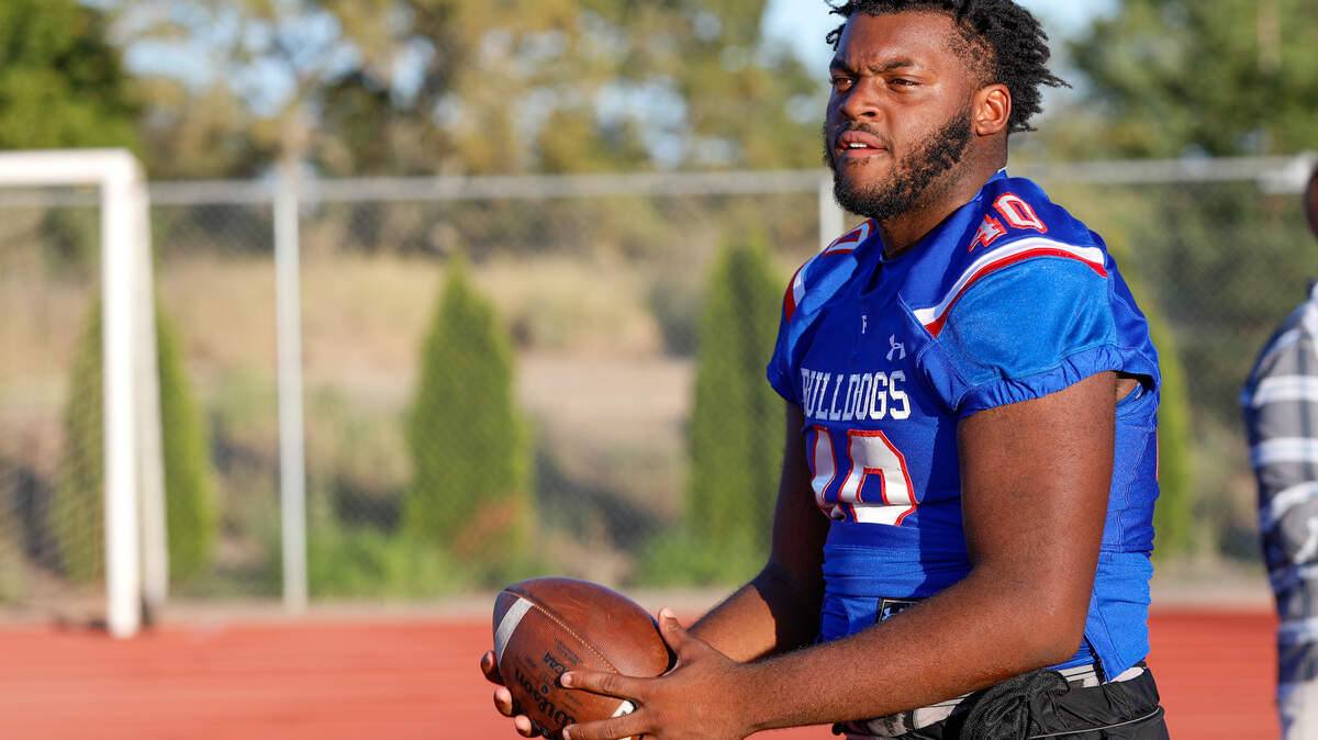 A 6-foot-4, 295-pound defensive lineman and tight end, DeShawn Lynch attracted national attention as a recruit.