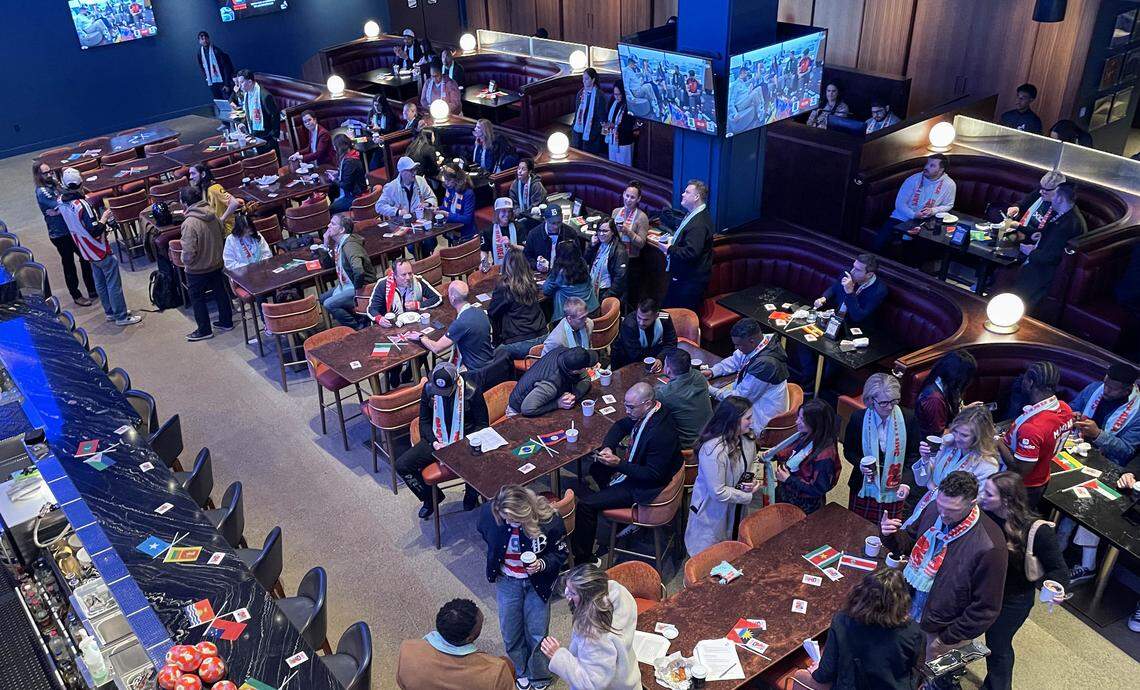 Los aficionados se mezclan con celebridades deportivas del San Francisco Bay Area durante el sorteo de la World Cup dentro del Splash Sports Bar en Chase Center el viernes.
