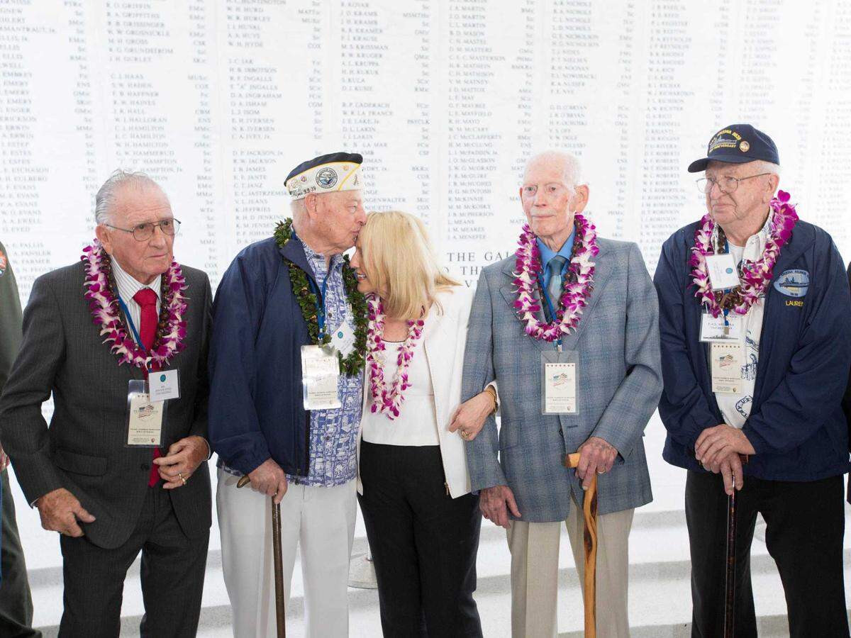 Arizona Gov. Jan Brewer receives a kiss on the forehead from Lou Conter during Pearl Harbor remembrances in Phoenix in 2014. Conter, the last survivor of the attack by the Japanese on the USS Arizona, died Monday at the age of 102, surrounded by family in Grass Valley.