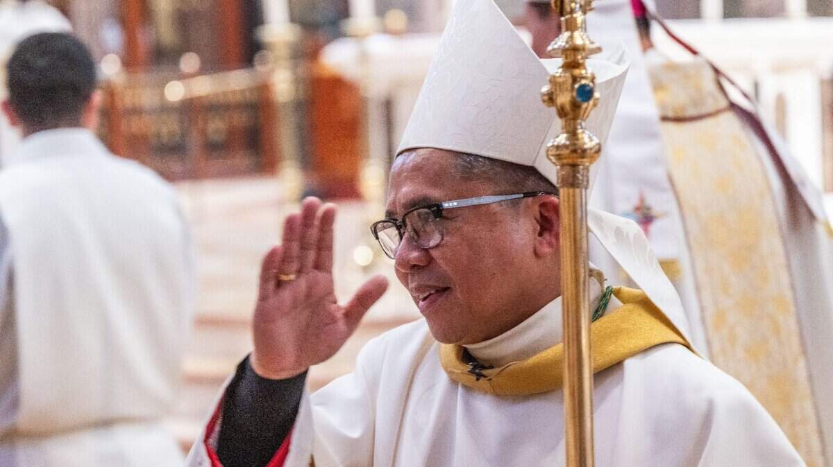 El obispo auxiliar Rey Bersabal da la bendición a los feligreses tras su ordenación el viernes durante una ceremonia en la Catedral del Santísimo Sacramento. Es el quinto filipino nombrado obispo en Estados Unidos.