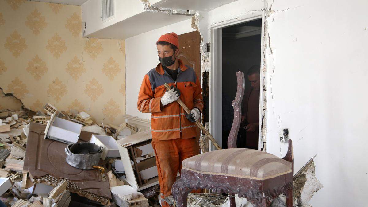 (250625) -- TEHRAN, June 25, 2025 (Xinhua) -- A man inspects inside a building damaged during Israeli airstrikes in Tehran, Iran, June 25, 2025. (Xinhua) (Photo by Xinhua/Sipa USA)