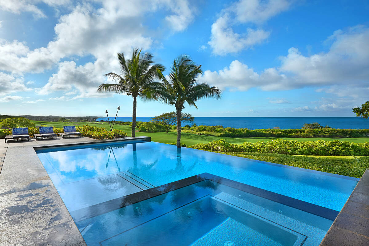 Infinity pool and panoramic views.