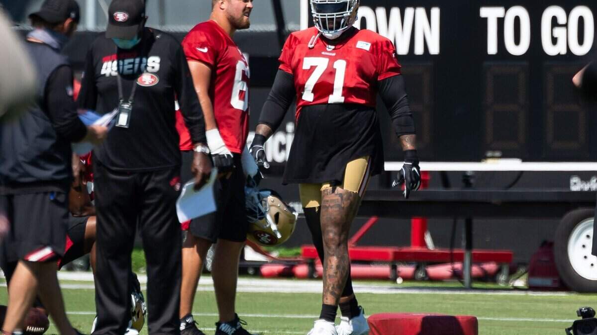 San Francisco lineman Trent Williams works out in 2020.