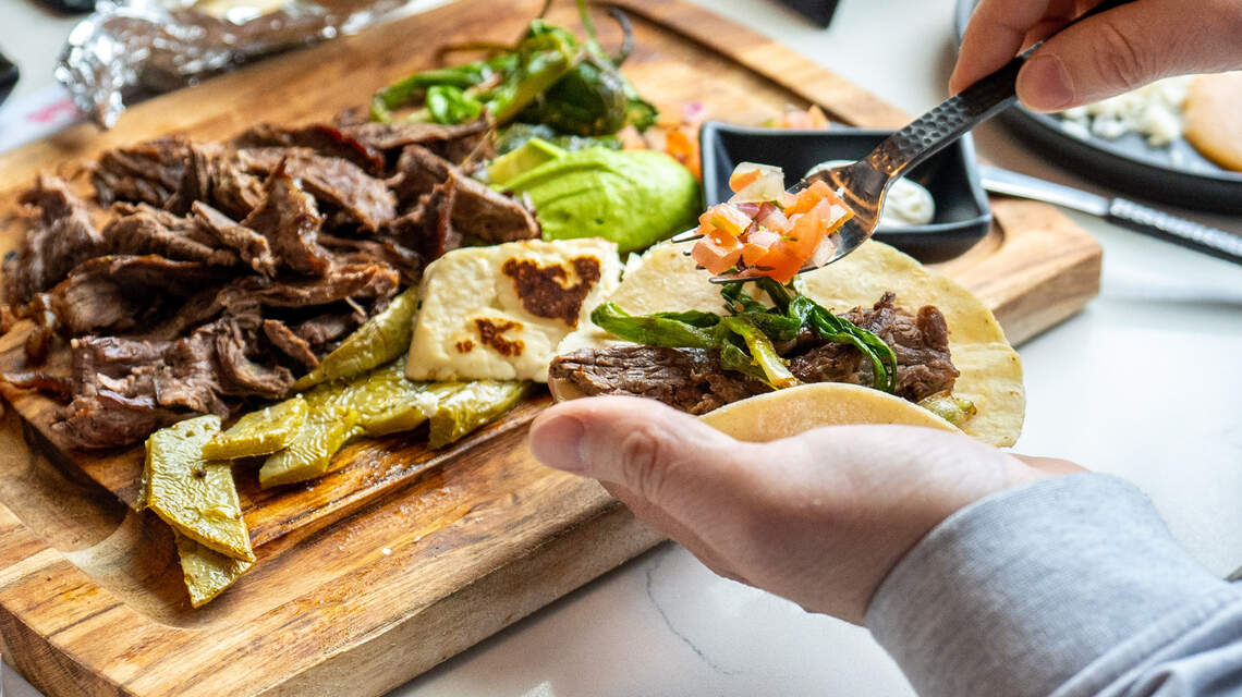 Un restaurante mexicano abre sus puertas en Sacramento ofreciendo sushi, mariscos y margaritas