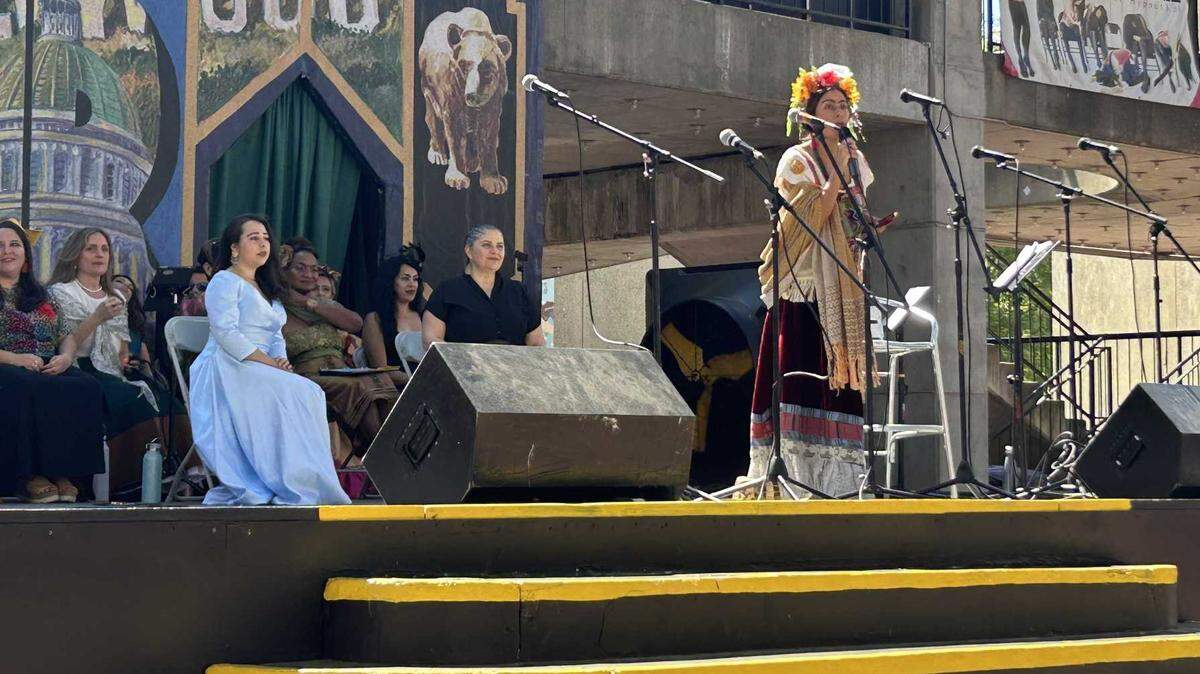 Lorena Rodríguez plays Mexican artist Frida Kahlo in “El Bus de Frida.”
