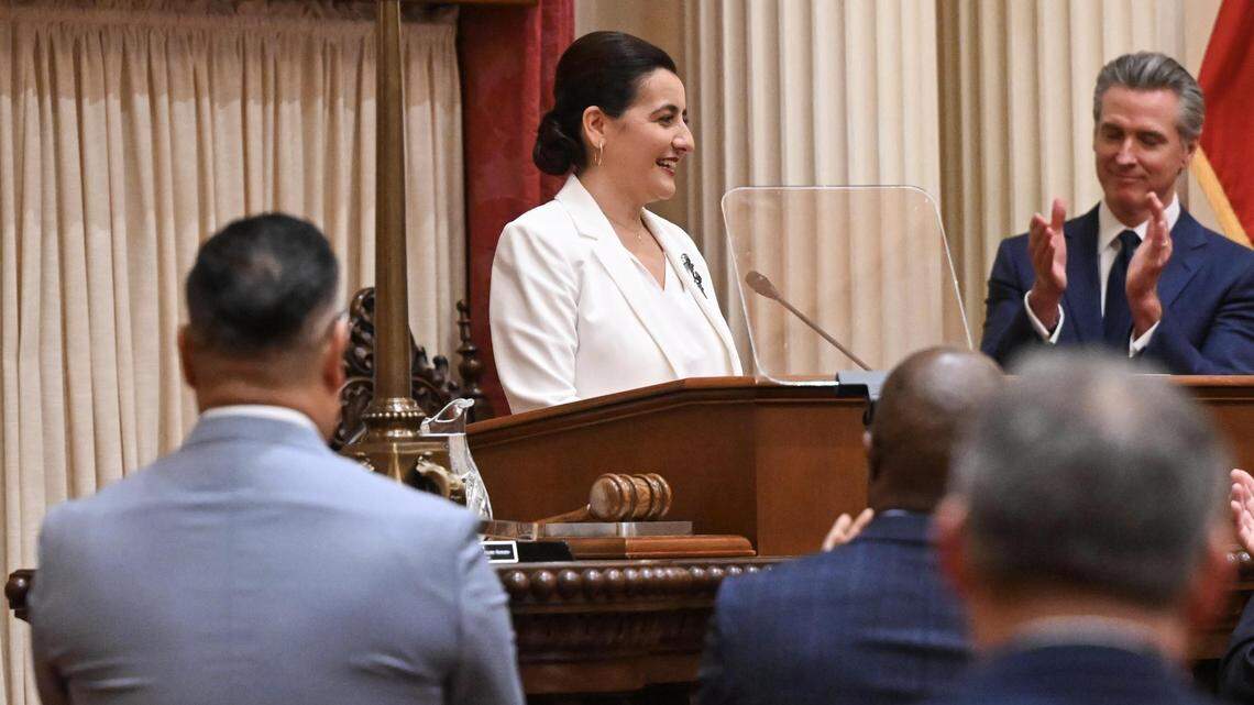 En medio de los políticos de California y la familia, Monique Limón asume el papel principal del Senado