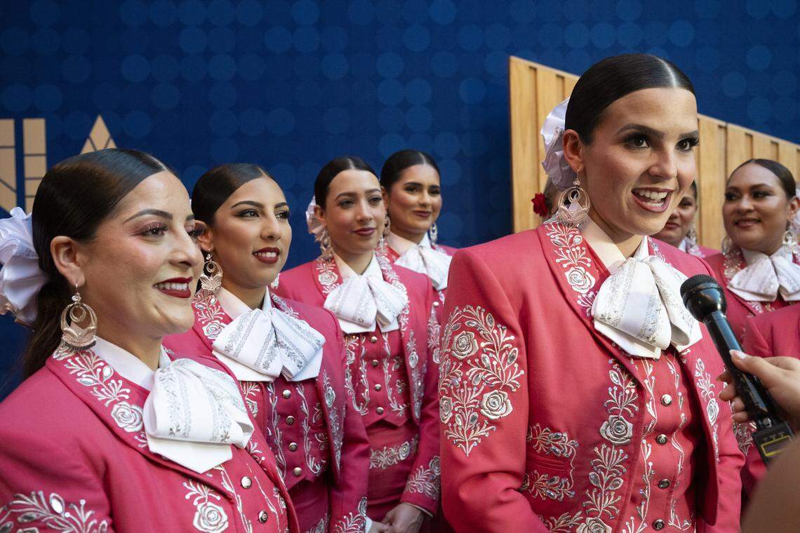 El Mariachi Reyna de Los Ángeles, el primer conjunto de mariachi integrado exclusivamente por mujeres en los Estados Unidos, conversa con reporteros en la alfombra roja antes de la ceremonia de investidura de la 19.ª promoción del Salón de la Fama de California, celebrada en el Museo de California en Sacramento el jueves 19 de marzo de 2026.