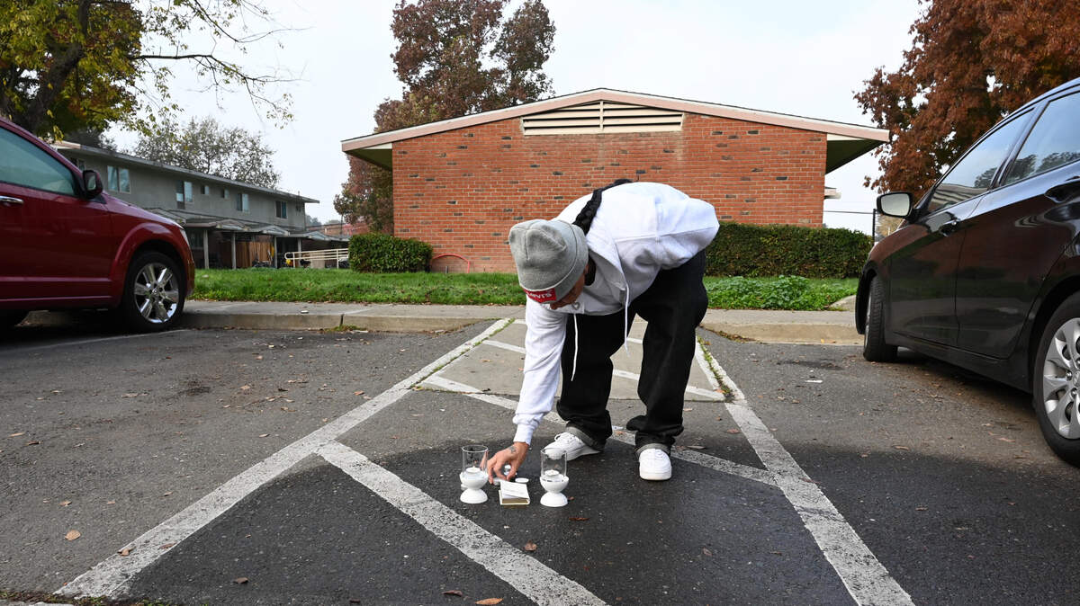 Una mujer pone un monumento a las víctimas de un tiroteo en Seavy Circle en Sacramento el miércoles 17 de noviembre de 2021.