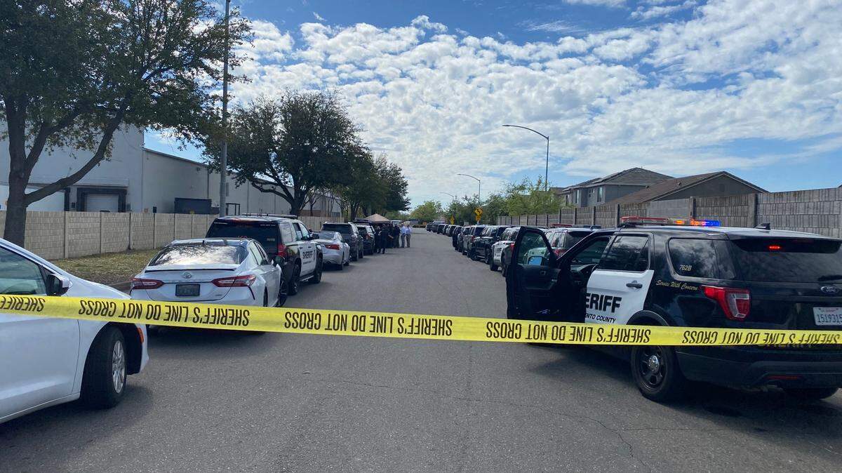 A large contingent of Sacramento County sheriff’s officials on Friday gathered at a staging area behind a Walmart Supercenter, as negotiators and SWAT team members worked to take a stabbing suspect into custody at a nearby Scotland Drive home in Antelope. The suspect surrendered after about five hours.
