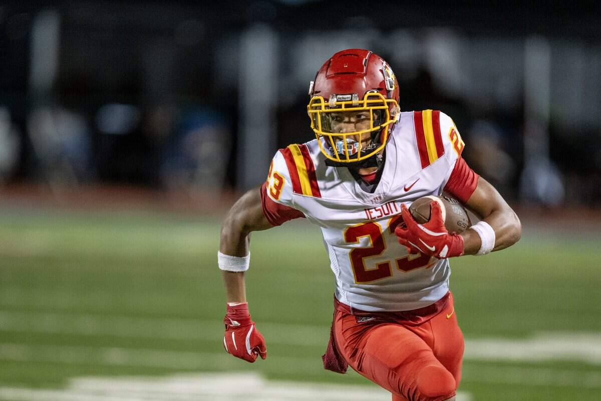 The Jesuit Marauders' Kwanna Smith (23) runs toward the sidelines in the second half against the Granite Bay Grizzlies on Friday, Sept. 19, 2025, in Granite Bay.