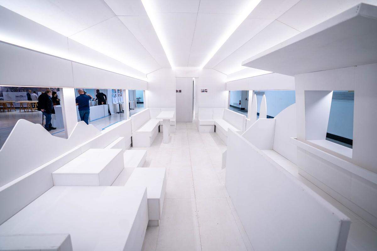 La zona familiar se encuentra en la parte trasera de la maqueta del interior del nuevo tren bala de la Autoridad del Tren de Alta Velocidad de California, presentada el martes en Cal Expo.