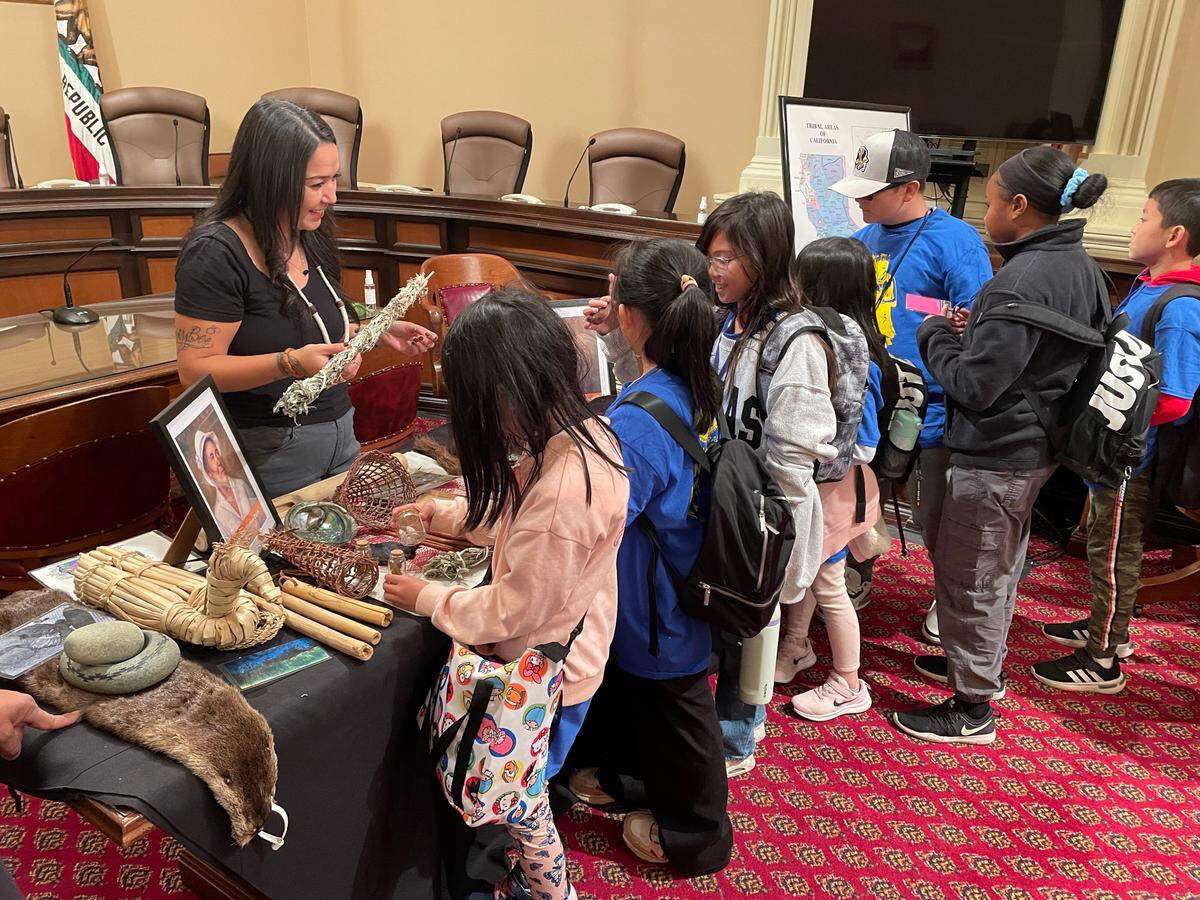 A representative from Shingle Springs Band of Miwok Indians showing Arlene Hein Elementary School students cultural items from their tribe on Nov. 8, 2024. Third and fourth graders learned about local Native American cultures during the Capitol’s first California Indian Cultural Education Day.