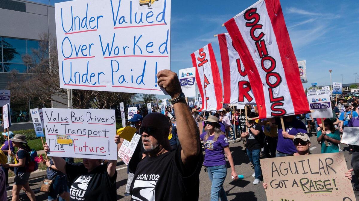 La Asociación de Maestros de la Ciudad de Sacramento y el SEIU Local 1021 se manifiestan afuera de la Oficina de Educación del Condado Sacramento en Rancho Cordova, el jueves 24 de marzo de 2022, en el segundo día de huelga por un estancamiento en la negociación con el distrito.