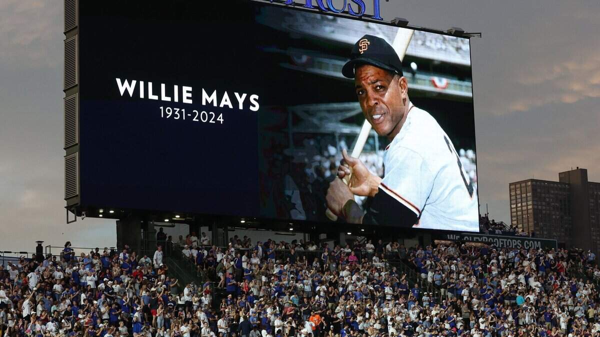 El gran Willie Mays de los San Francisco Giants es honrado con un minuto de silencio durante un partido entre los Chicago Cubs y los Giants en el Wrigley Field de Chicago, el 18 de junio de 2024.