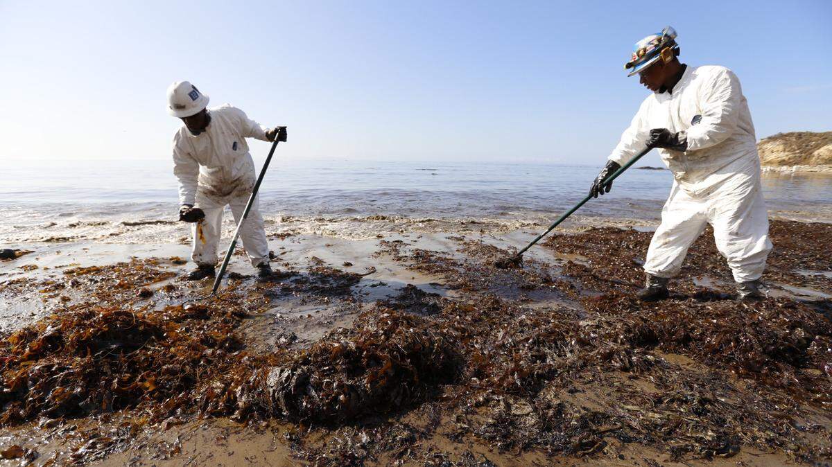 A clean-up operation is underway at Refugio State Beach on Wednesday, May 20, 2015, after a ruptured pipeline near Santa Barbara leaked an estimated 21,000 gallons of crude oil. (Al Seib/Los Angeles Times/TNS)