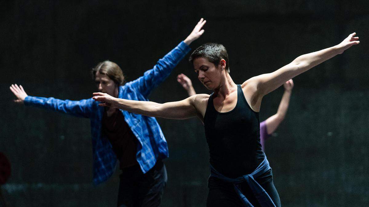 Dancers prepare for “Every-Body, No-Body” at UC Davis.