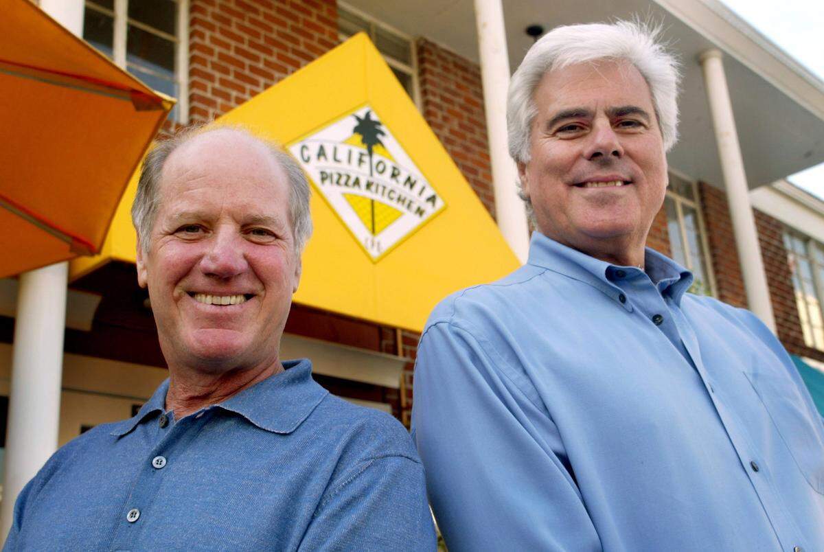 Rick Rosenfield, left, and Larry Flax, who co-founded California Pizza Kitchen in 1985, had never waited tables before participating in the Learning Channel’s unscripted show, “Now Who’s Boss?” Illustrates PIZZA (category f), by Melinda Fulmer © 2004, The Los Angeles Times. Moved Monday, March 1, 2004. (MUST CREDIT: Los Angeles Times photo by Lori Shepler.)