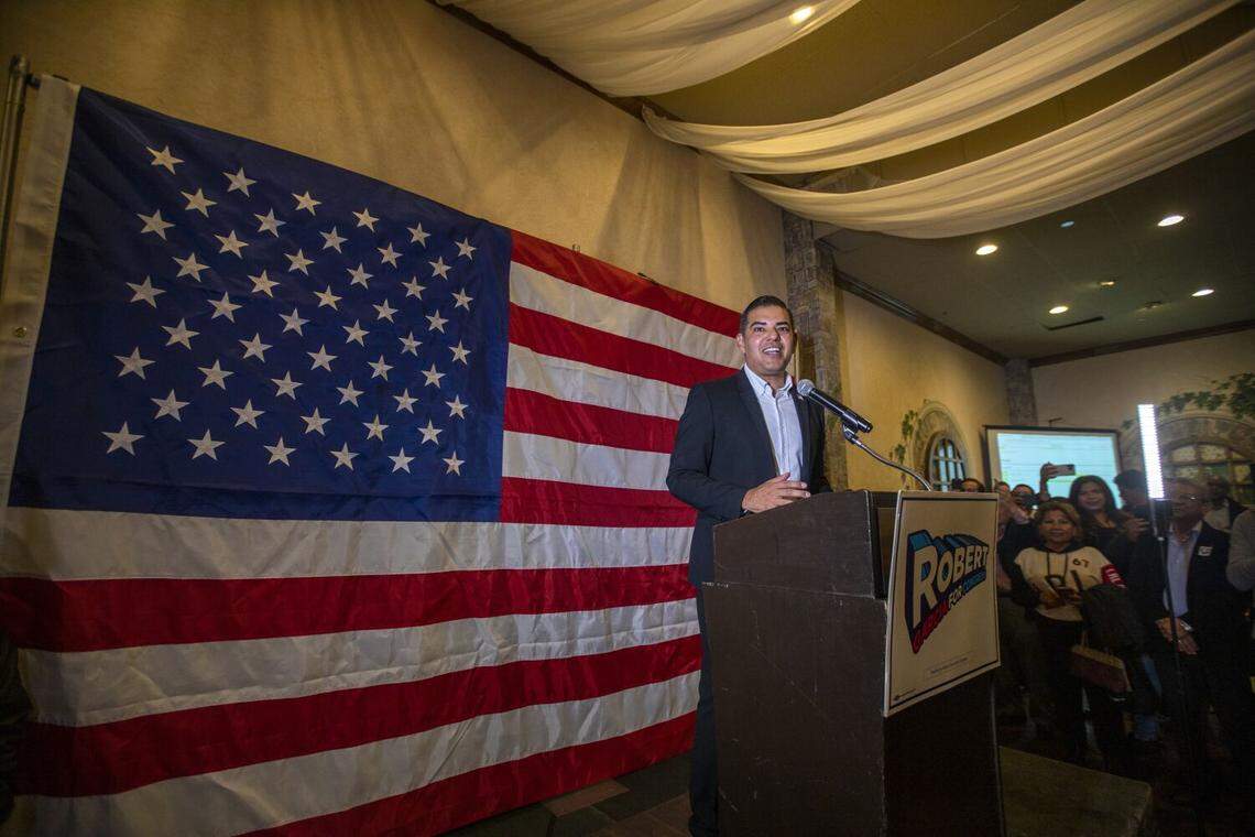 Robert García se dirige a sus partidarios durante su celebración en la noche electoral el 8 de noviembre en Long Beach.