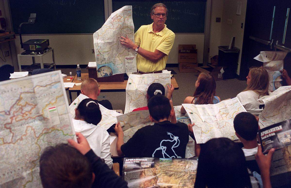 Former state Sen. and Secretary of Education Gary K. Hart teaches students in the PACE program about maps at Kennedy High School in September 2002. Hart represented Santa Barbara in the Senate and the Assembly for 20 years. He twice ran for Congress, losing his second race in 1988 by less than a percentage point.