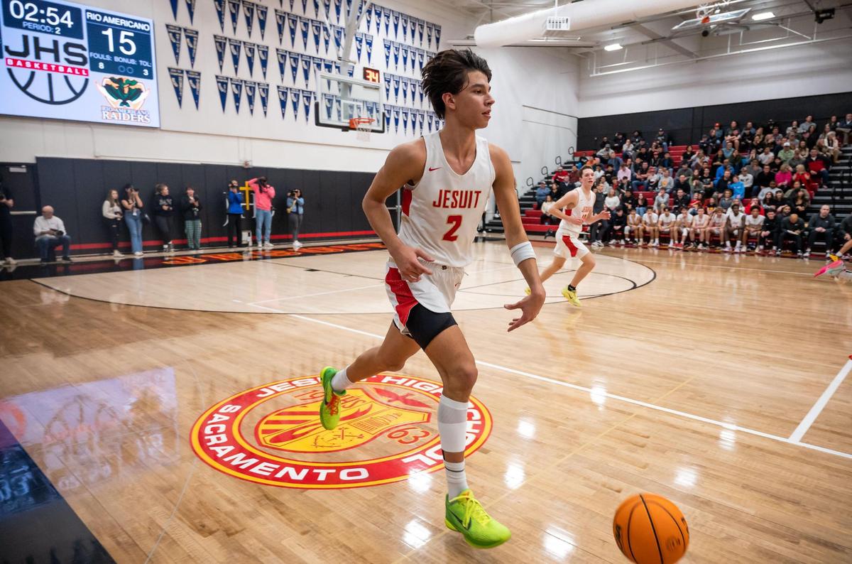 Jesuit Marauder guard/forward Andrej Stojakovic (2) dribbles downcourt against Rio Americano during the second quarter of the high school boys basketball game Friday, Dec. 16, 2022, at Jesuit High School in Carmichael.