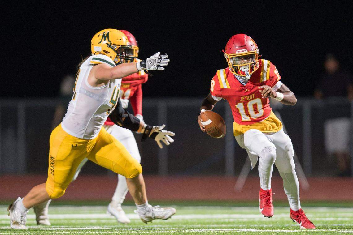 Jesuit Marauders quarterback CJ Lee (10) runs the ball against Bishop Manogue on Aug. 25 in Carmichael.