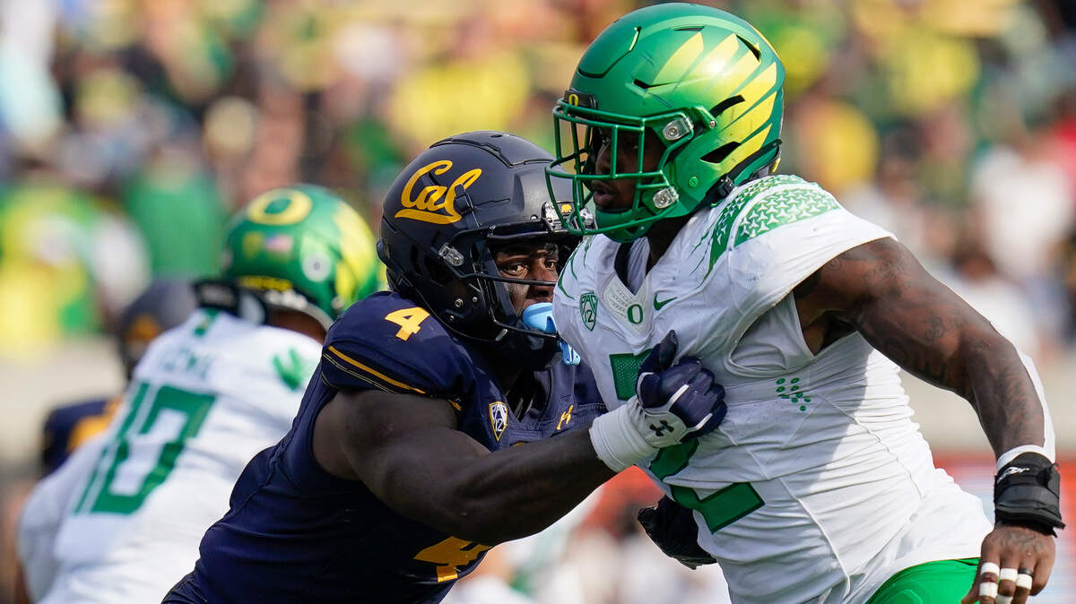 Oregon linebacker DJ Johnson (2), who played at Burbank High School, gets around California tight end Jermaine Terry II (4) during a game in Berkeley on Oct. 29.